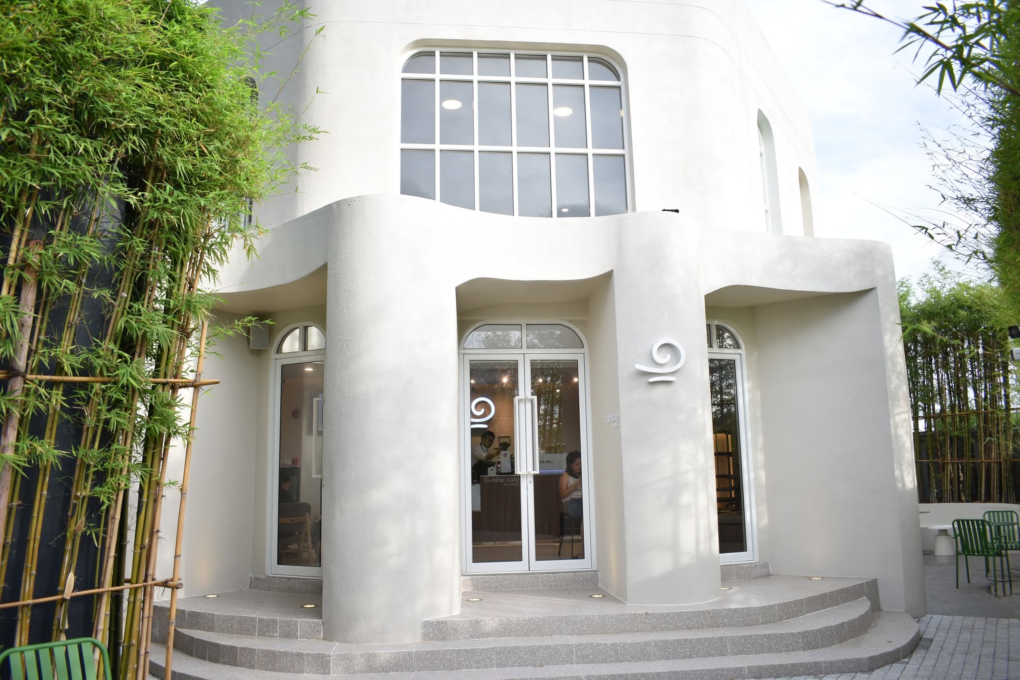 อาคาร Gnine Cafe คาเฟ่กาญจนบุรี สไตล์มินิมอลญี่ปุ่น
