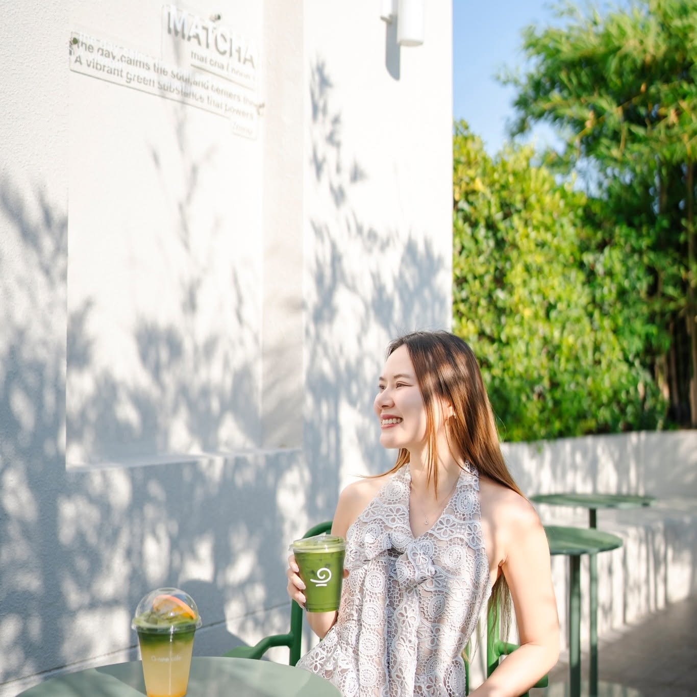 มุมนั่งชิลกลางแจ้งพร้อมป้าย MATCHA ที่ Gnine Cafe